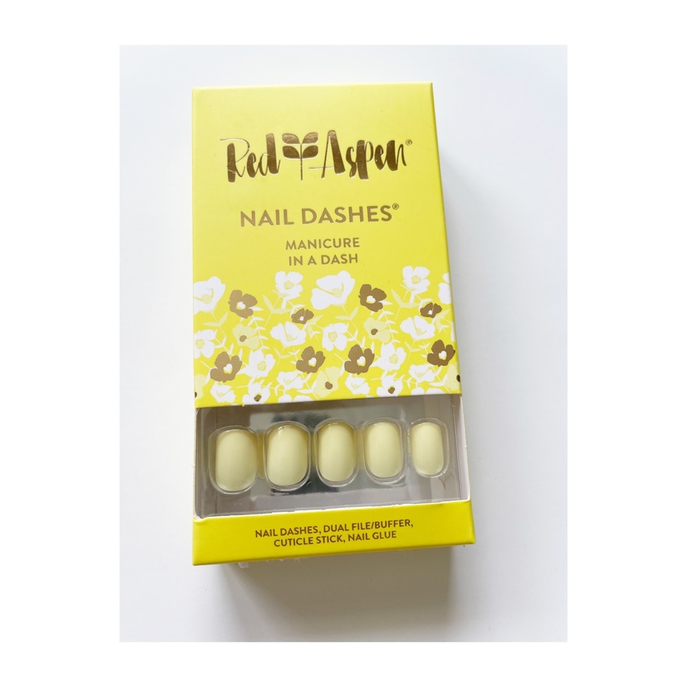 Red Aspen Sunny-Side Up short nail dashes